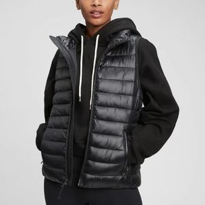 GAP New Lightweight Recycled Puffer Vest - Black